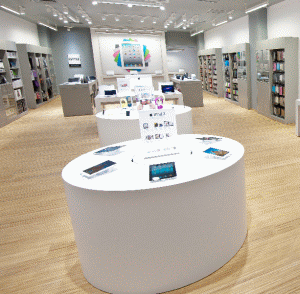 În spaţiul de 260 metri pătraţi pot fi achiziţionate ultimele inovaţii Apple: computerul Mac, dispozitivele iPod, iPhone 4 şi iPad.