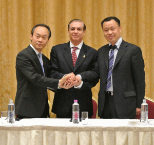 Prinţul Paul (centru), după semnarea protocolului cu grupul de investitori chinezi