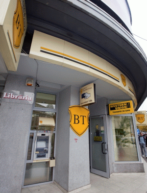 Banca Transilvania acordă acţiuni conducerii şi angajaţilor