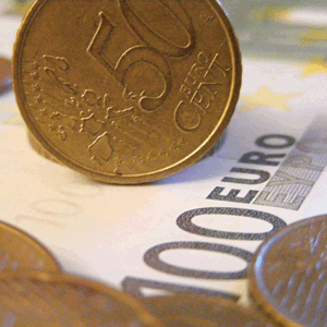 Euro recuperează teren faţă de dolar