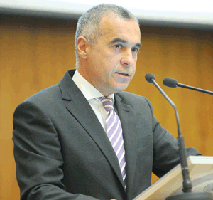 Călin Georgescu este Director Executiv al Centrului Naţional pentru Dezvoltare Durabilă, Secretar General al Asociaţiei Române pentru Clubul de la Roma, coordonator al Strategiilor Naţionale pentru Dezvoltare Durabilă (1999, 2008). A fost numit în 2010 ca raportor special asupra efectelor nocive ale transportării şi depozitării ilicite a produselor toxice şi periculoase asupra exercitării drepturilor omului sub egida Înaltului Comisar ONU pentru drepturile omului (OHCHR). Are un Doctorat în Pedologie de la Institutul de Agricultură Nicolae Bălcescu, Bucureşti.