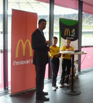 Daniel Boaje, Director General McDonald's România, împreună cu câştigătorii turneului de fotbal pentru copii McDonald's Players's Escort.