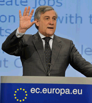 Antonio Tajani, vicepreşedintele CE: "În condiţiile în care Europa se confruntă cu cea mai dificilă situaţie de la sfârşitul celui de Al Doilea Război Mondial, Comisia doreşte să realizeze şi să implementeze o nouă strategie de creştere economică, bazată pe inovaţie industrială, estimând că investiţiile în tehnologii de vârf şi economia verde ar urma să creeze milioane de noi locuri de muncă".