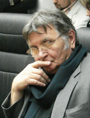 Blocurile gri socialiste devin acum nişte clădiri ridicole, spoite