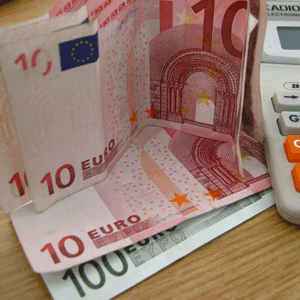 Guvernul de la Madrid a împrumutat ieri, din pieţe, 2,07 miliarde euro, suma depăşind ţinta maximă de 2 miliarde euro avută în vedere.