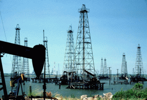 Preţul petrolului cade sub 80 de dolari/baril