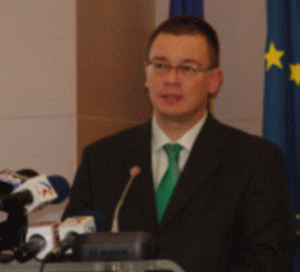 Ungureanu: Voi candida la parlamentare pe listele unei noi alianţe electorale de centru-dreapta