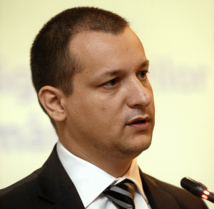 Cristian Sporiş, secretarul de stat în Ministerul Finanţelor care coordonează Trezoreria, a declarat în luna mai că Guvernul vrea să emită în trimestrul al treilea obligaţiuni pe pieţele internaţionale şi să reducă finanţarea de pe piaţa locală, în pofida temerilor generate de speculaţiile privind ieşirea Greciei din zona euro.