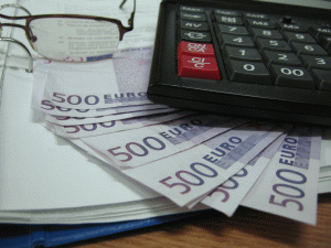 FMI cere disciplină în privinţa cheltuielilor şi reforme în energie şi transporturi