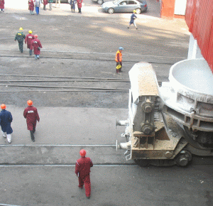 "Ieşirea masivă în stradă, singura soluţie pentru stoparea măsurilor luate la ArcelorMittal Galaţi"