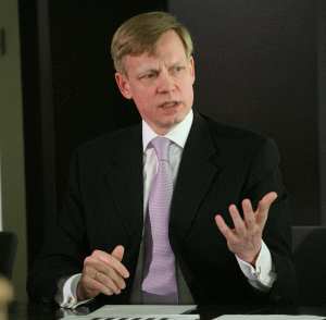 "Băncile au rolul lor, dar nu putem să obligăm pe cineva să investească, nu putem să forţăm pe cineva să consume", a declarat Steven van Groningen.