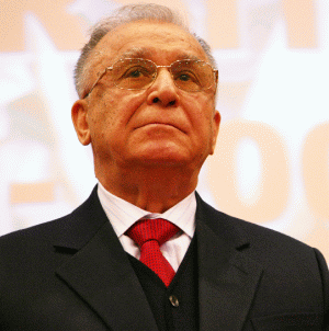 Cine plânge democraţia, plânge la mormânt străin