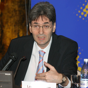 Nu vom transmite cereri de rambursare pe POSDRU până în septembrie