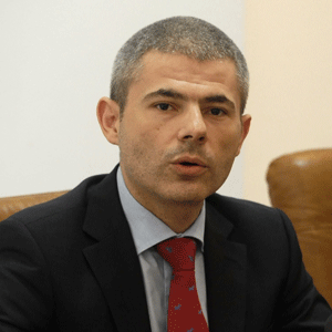 "Nu renunţăm şi nu amânăm privatizarea pe bursă a companiilor de stat"