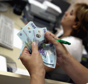În perioada iunie 2011 - iunie 2012 depozitele în lei au avut o dinamică mai ridicată decât cele în valută (13,1% faţă de 8,6%).