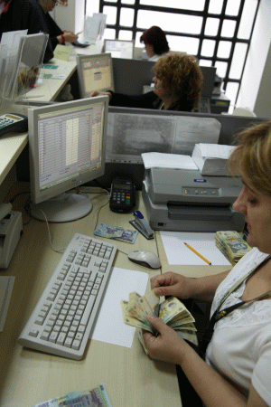 Cererea de credite a populaţiei va scădea în trimestrul trei