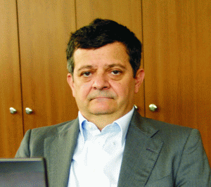 Sima îşi continuă şarada, dar nu mai nedumereşte