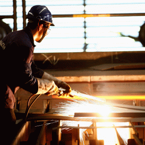 "ArcelorMittal" vinde active, îşi transferă unele activităţi şi închide fabrici, în vederea reducerii datoriilor. 