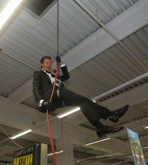 Primarul Radu Mazăre, într-o apariţie stil James Bond, pe fondul muzical aferent, la tăierea panglicii de inaugurare a Decathlon Constanţa.