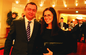 Dan Paul, preşedintele Asociaţiei Brokerilor, şi Adina Ardeleanu - de data aceasta, prieteni; data viitoare, nu se ştie...