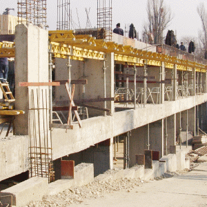 Lucrările de construcţie a complexului, totalizând 270 de locuinţe, au fost stopate în 2009.