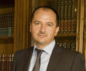 Remus Borza ne-a explicat că cererea de revizuire reprezintă o cale extraordinară de atac, care nu suspendă efectele unei hotărâri definitive şi irevocabile.