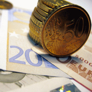 Euro a trecut de 1,35 dolari pentru prima oară în ultimele 13 luni