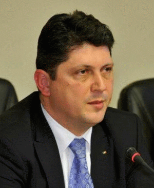 "Îl întreb public pe Băsescu dacă a vorbit cu Merkel despre Schengen"