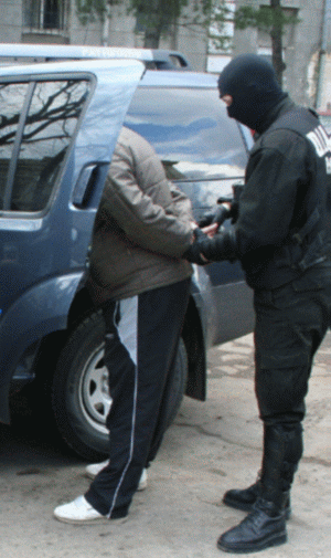 Percheziţii la persoanele suspectate de fraudele bancare