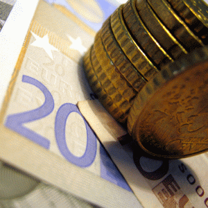 Euro, afectat de evoluţia serviciilor şi industriei din uniunea monetară