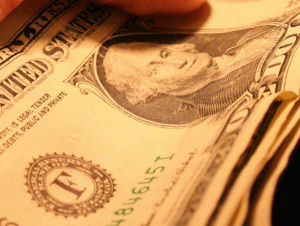 Dolarul - la cel mai ridicat curs din ultima lună, faţă de euro