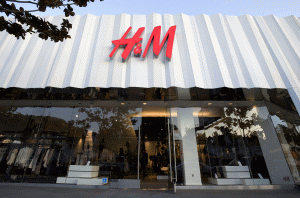 H&M, acuzată că a copiat modele de ţinute de la Balenciaga, Celine şi Kenzo