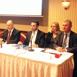 Robert Arsene, director general Agricover (stânga), Mustafa Boran, vicepreşedinte BDCMN (centru) şi Robert Rekkers (dreapta).