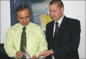 Domnii Constantin Ionescu (stânga ) şi Rafal kopcinski, cei doi directori şi acţionari ai "FM Group Cosmetics" SRL din Bucureşti