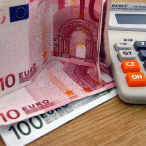 Băncile din zona euro au îmbunătăţit condiţiile pentru creditele de consum