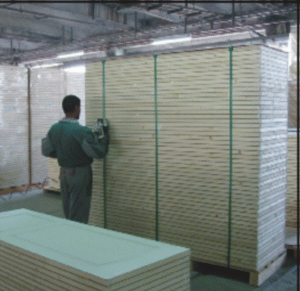 Fabrica "EGGER" de la Rădăuţi a demarat producţia plăcilor din material lemnos