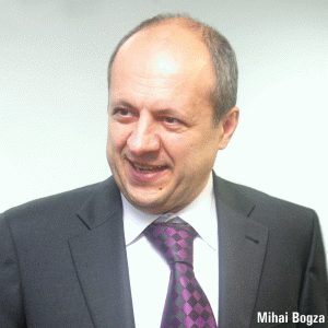 Guvernul se face că-i ascultă pe investitorii străini