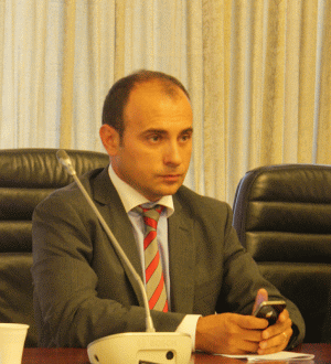 "Autorităţile ar trebui să cerceteze de ce oamenii şi-ar păstra sume mari în casete de valori"
