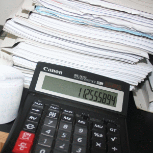 Supraîndatorarea, dezinvestirea şi colectarea greoaie a creanţelor - principalele cauze ale insolvenţei