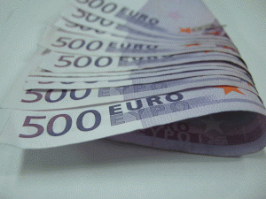 Euro s-a apreciat la maximul a peste doi ani faţă de dolar