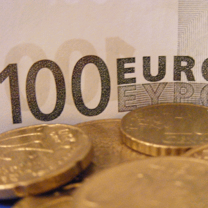Euro, tras în jos de speculaţiile privind taxarea depozitelor la BCE