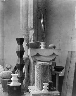 Atelierul lui Brîncuşi fotografiat de Edward Steichen