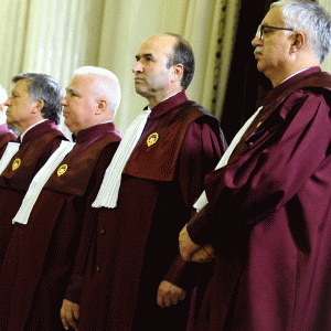 "Proiectul de revizuire a Constituţiei conţine 25 de elemente de neconstituţionalitate"