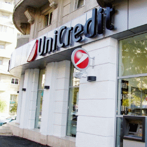 Profitul net al UniCredit Ţiriac s-a înjumătăţit