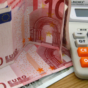 PwC: Băncile europene vând credite "non-core" de 80 miliarde euro, anul acesta