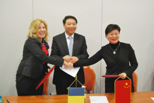 Cristina Chiriac, directorul WTC Bucureşti, Zhang Jnyie, preşedintele Autorităţii pentru Promovarea Comerţului Internaţional, şi reprezentantul concernului care construieşte WTC Wuhan (de la stânga la dreapta).