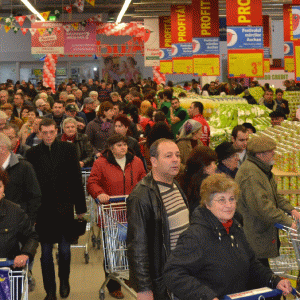 Asociaţiile ţărăneşti se opun închiderii hypermarketurilor în weekend