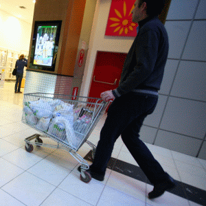 "Avantajele cardurilor de cumpăraturi nu influenţează prea mult achiziţiile de produse alimentare"