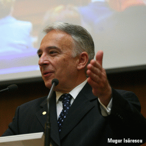 Isărescu: Reformele structurale necesare adoptării euro sunt, deseori, dureroase politic şi social