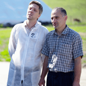 Csaba Mozes (stânga), Hochland, şi Imre Szocs, fermier.